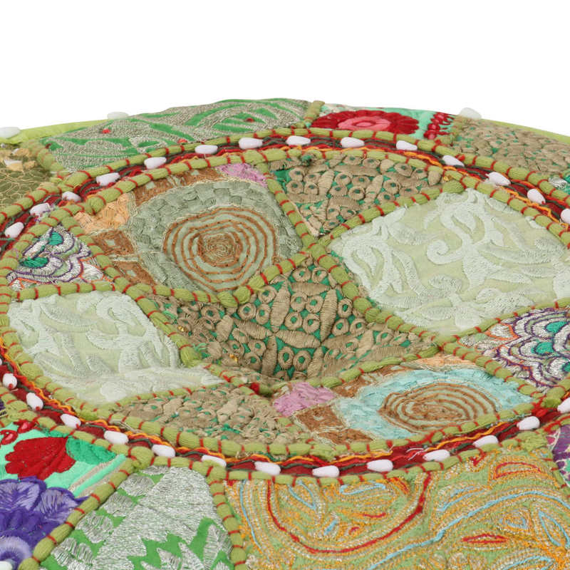 Gros plan de la Broderie Vintage sur le Pouf en Coton